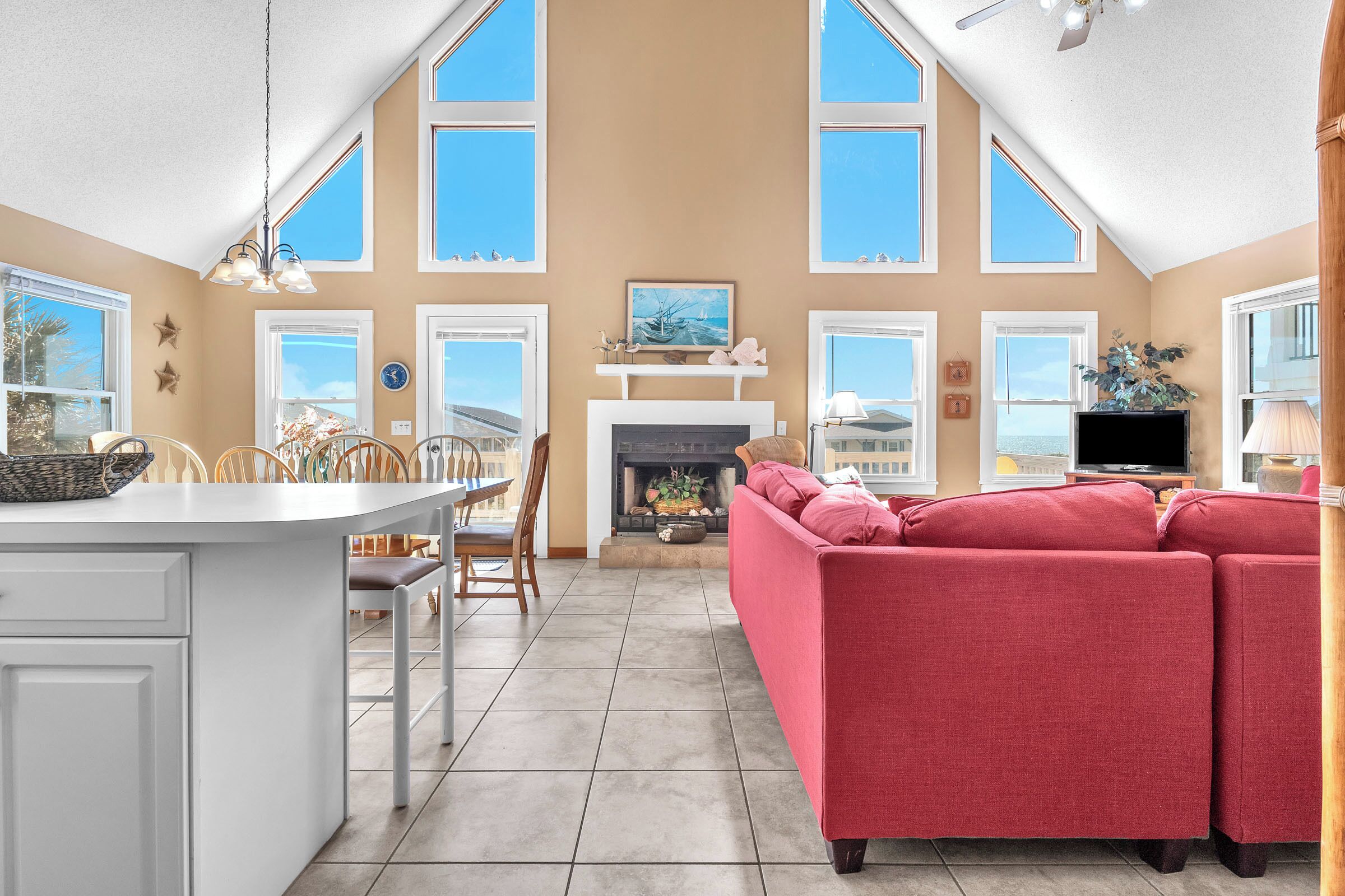 Una televisión, un reproductor de DVD, libros