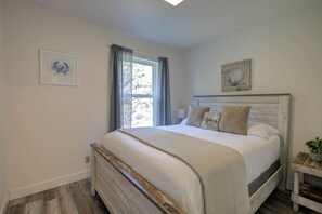 4 bedrooms, iron/ironing board, WiFi, bed sheets
