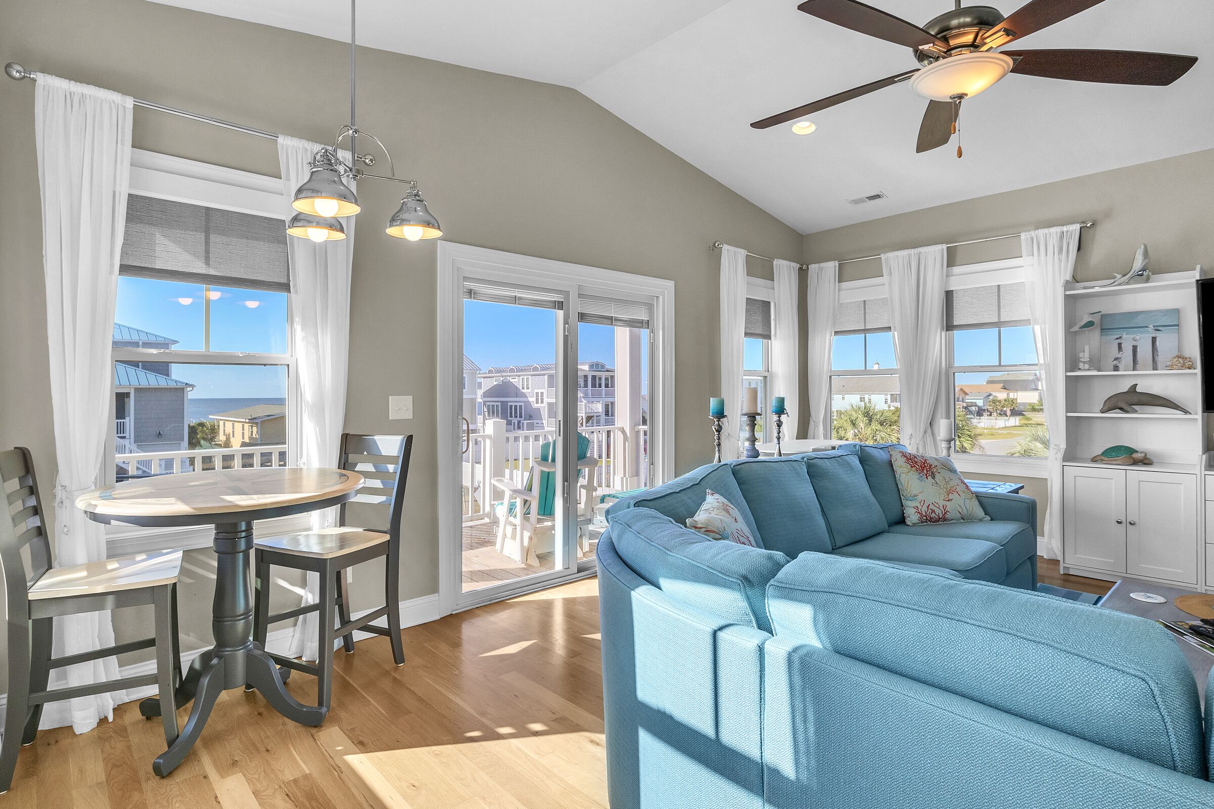 Televisie, een dvd-speler en een filmbibliotheek