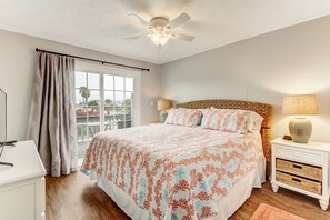 2 bedrooms, iron/ironing board, WiFi, bed sheets - Coastal Blue #3 - Beachside Townhouse Close to Everything! (Fernandina Beach)