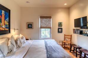 1 dormitorio, tabla de planchar con plancha, wifi y ropa de cama