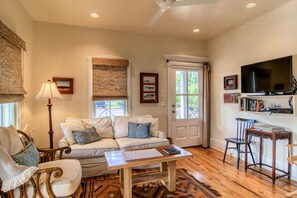 Una televisión, un reproductor de DVD, libros, una videoteca