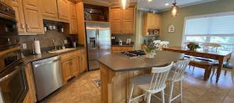 SPORTS FANS 5 Bedroom | 3 Bath | Sleeps 16! Only 12 Min From MIZZOU | Breakfast