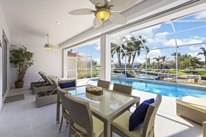 حمّام سباحة مُدفَّأ