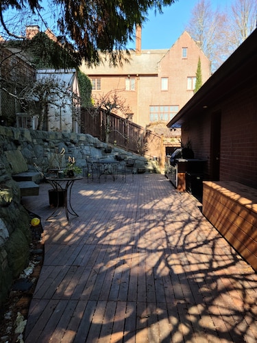 1 block to Washington Park &  short walk to shops, eateries on NW 23rd, Downtown