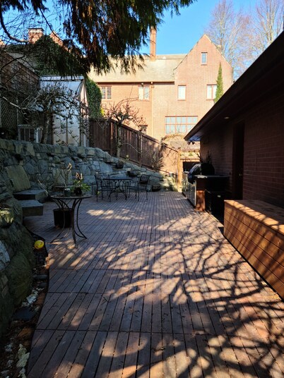 1 block to Washington Park &  short walk to shops, eateries on NW 23rd, Downtown