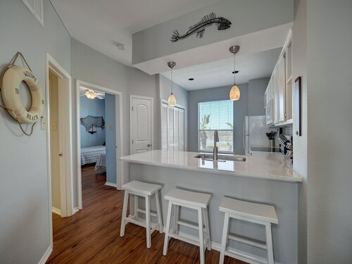 Large Updated BEAUTIFUL 2BR, 2 BATH Condo! Walk to Beach, Pool & More!