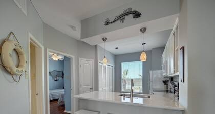 Large Updated BEAUTIFUL 2BR, 2 BATH Condo! Walk to Beach, Pool & More!