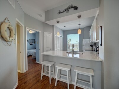 Large Updated BEAUTIFUL 2BR, 2 BATH Condo! Walk to Beach, Pool & More!