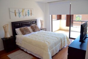 Apartamento standard, várias camas, para não fumantes | 4 quartos, cortinas blackout, Wi-Fi de cortesia, roupa de cama