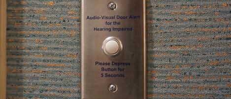 Timbre con instrucciones para personas con discapacidad auditiva.