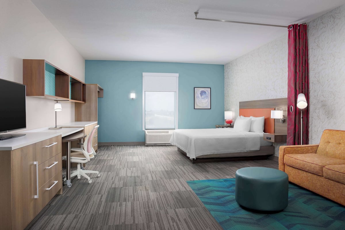 Studio, 1 King Bed, Accessible, Bathtub | Desk, blackout drapes, iron/ironing board, cribs/infant beds