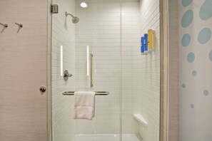 Chambre, 1 trĂšs grand lit | Douche de la salle de bain