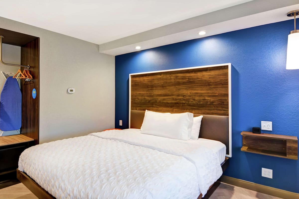Kamer, 1 kingsize bed | Een bureau, een laptopwerkplek, een strijkplank/strijkijzer, gratis wifi