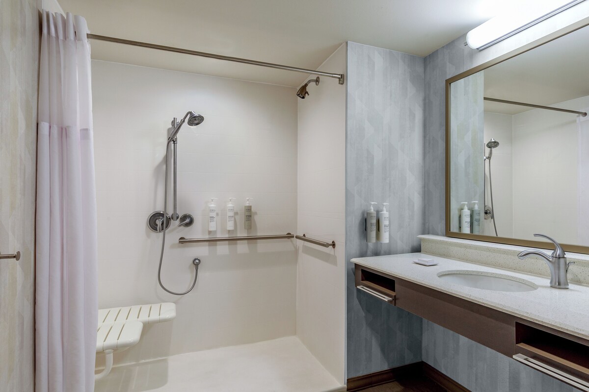 Combined shower/bathtub, spring water bathtub, rainfall showerhead