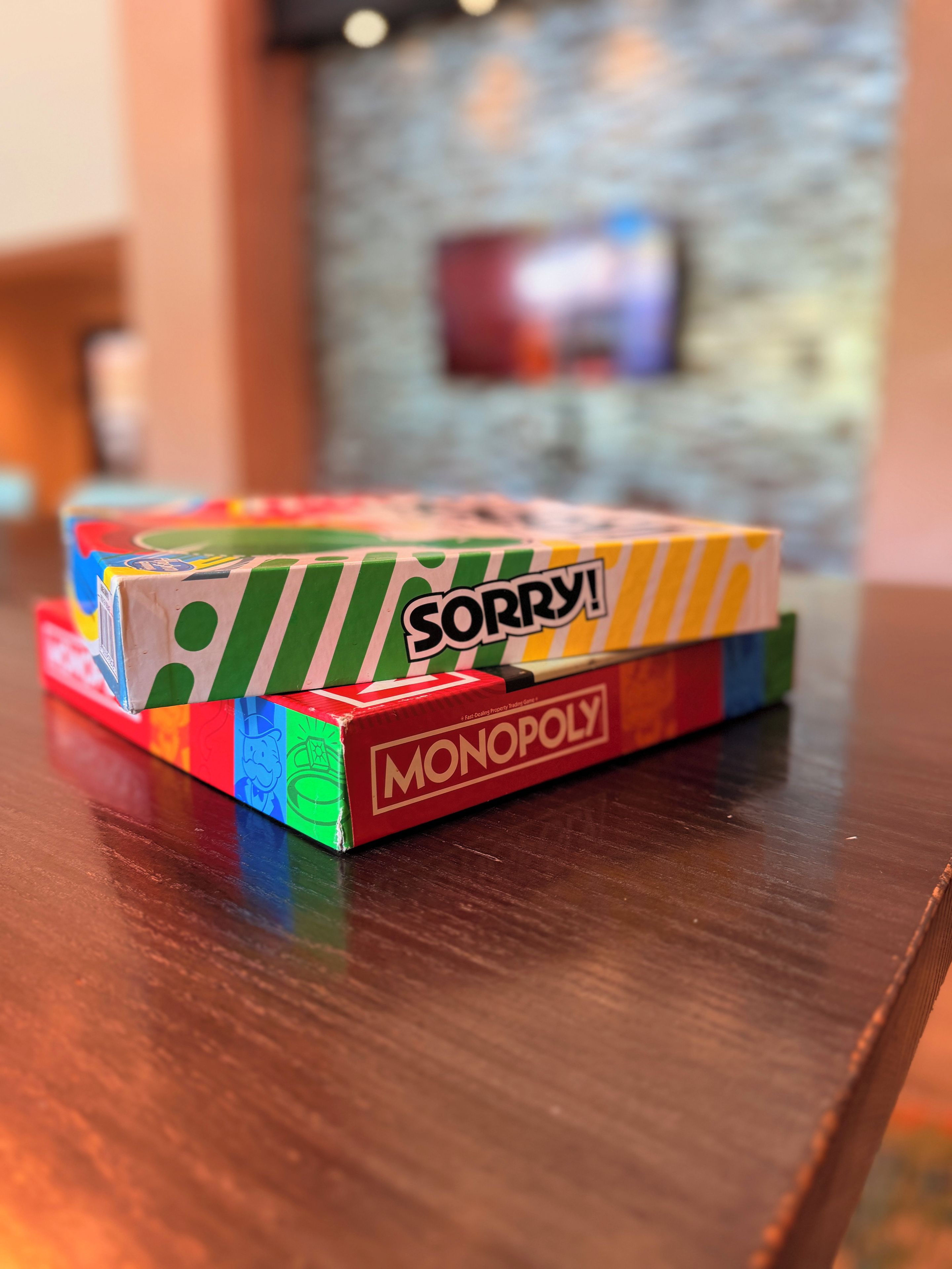 Una caja del juego Monopoly sobre una mesa de madera.