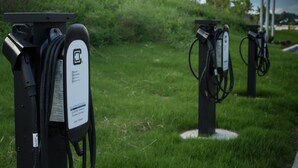 Ladestationen für Elektroautos in einer grünen Umgebung.