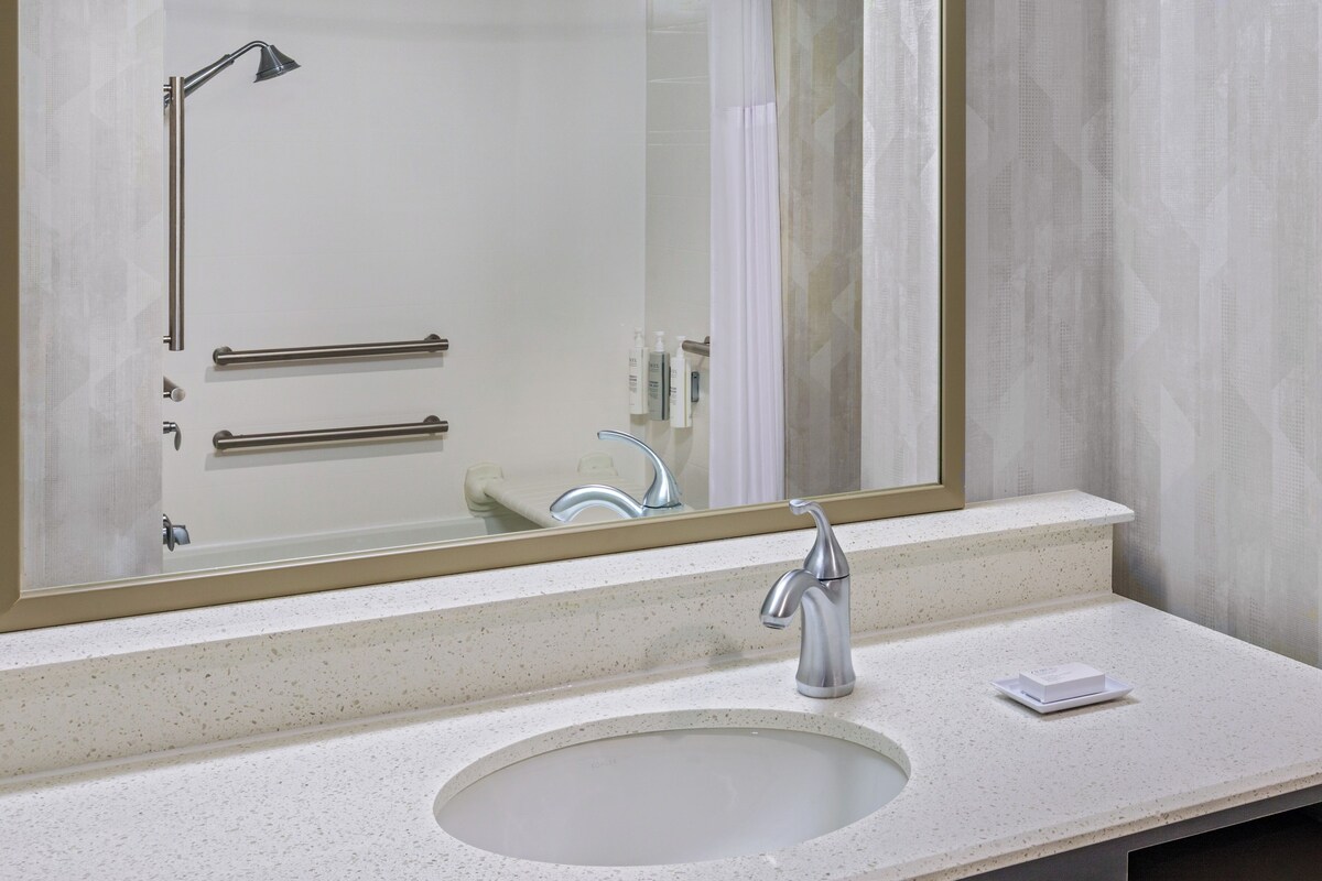 Combined shower/bathtub, spring water bathtub, rainfall showerhead