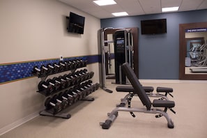 A gym with dumbbells, a bench, and exercise equipment. - Hampton Inn & Suites Cranberry Pittsburgh (Cranberry Township)