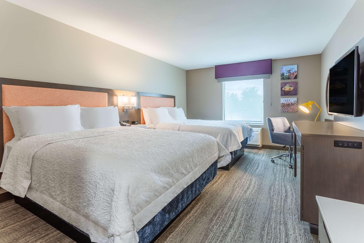 Cofres nos quartos, escrivaninha, Wi-Fi de cortesia, roupa de cama
