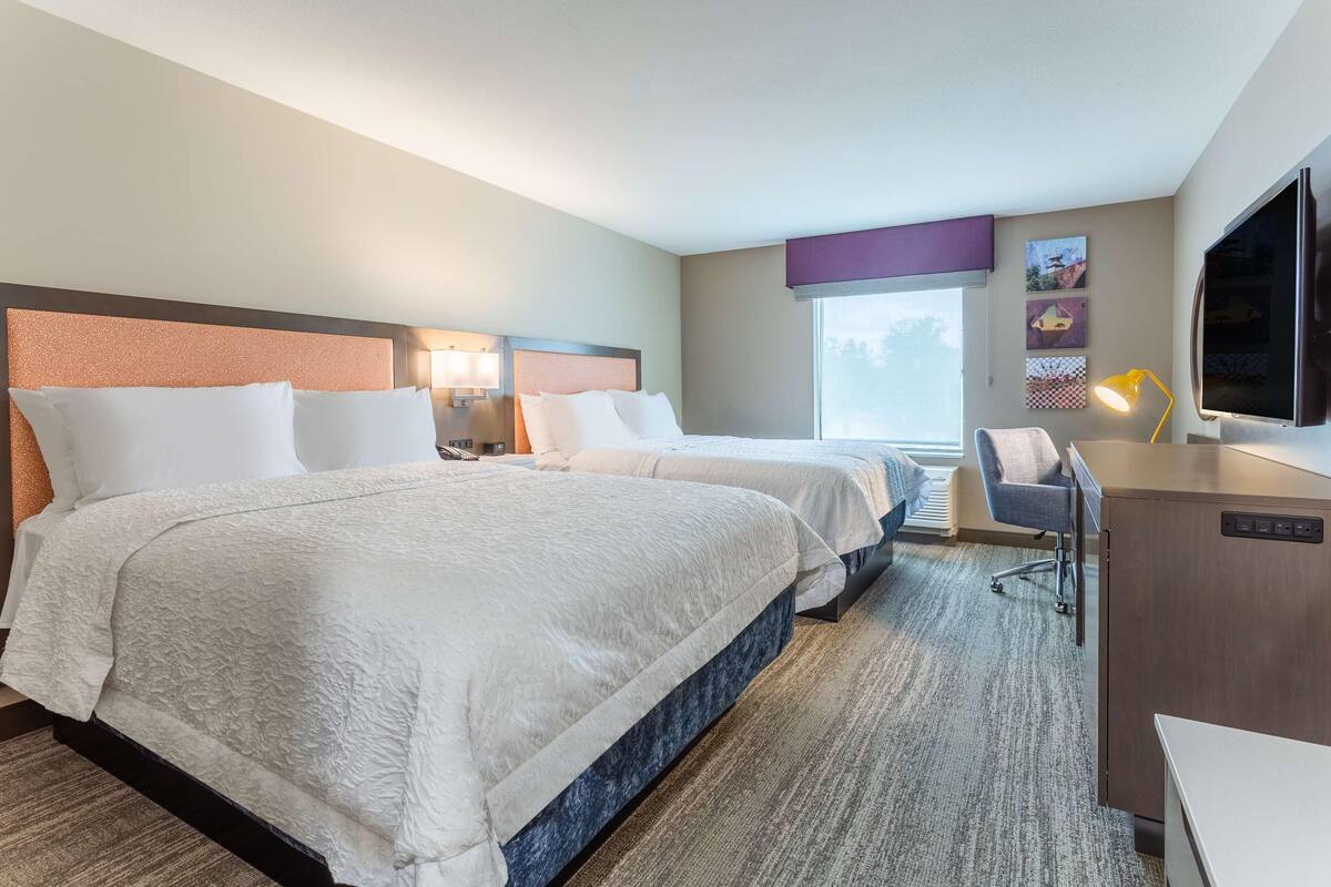 Cofres nos quartos, escrivaninha, Wi-Fi de cortesia, roupa de cama