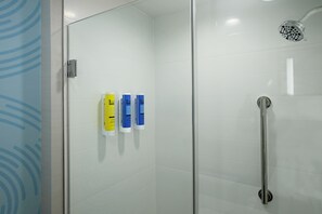Combined shower/bathtub, hair dryer, towels, soap - Tru by Hilton Bryan College Station (Bryan)