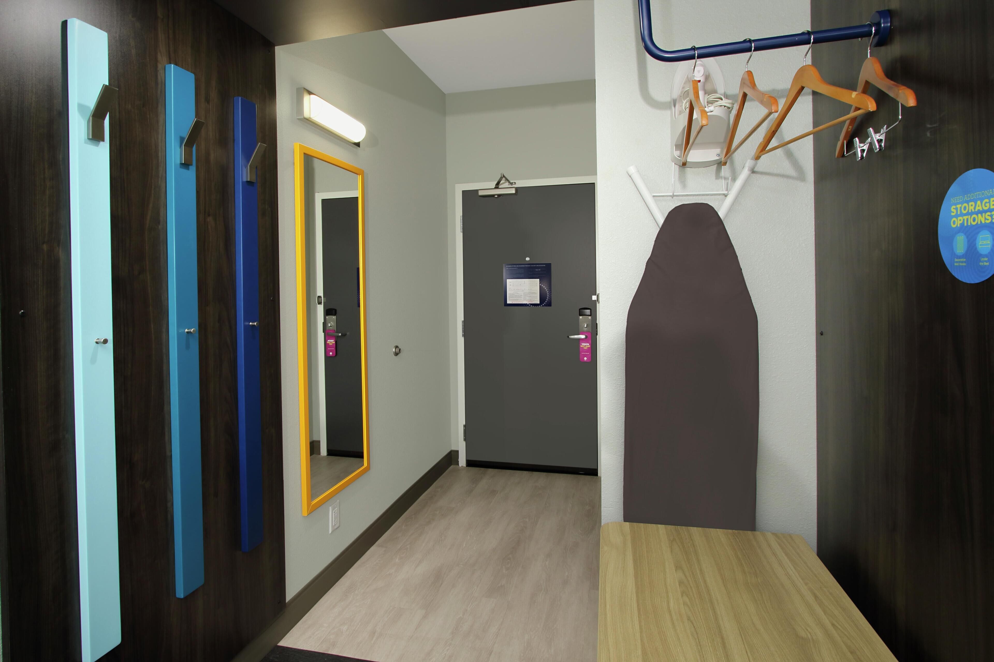 Safe på rommet, skrivebord, blendingsgardiner og barnesenger