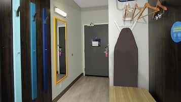 Safe på rommet, skrivebord, blendingsgardiner og barnesenger