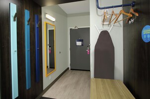 Caja de seguridad en la habitación, escritorio y cortinas blackout 