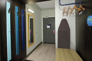 Caja de seguridad en la habitación, escritorio y cortinas blackout