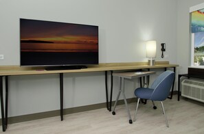 Cofres nos quartos, escrivaninha, cortinas blackout, berços (sobretaxa)