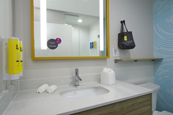 Combined shower/bathtub, hair dryer, towels, soap - Tru by Hilton Bryan College Station (Bryan)