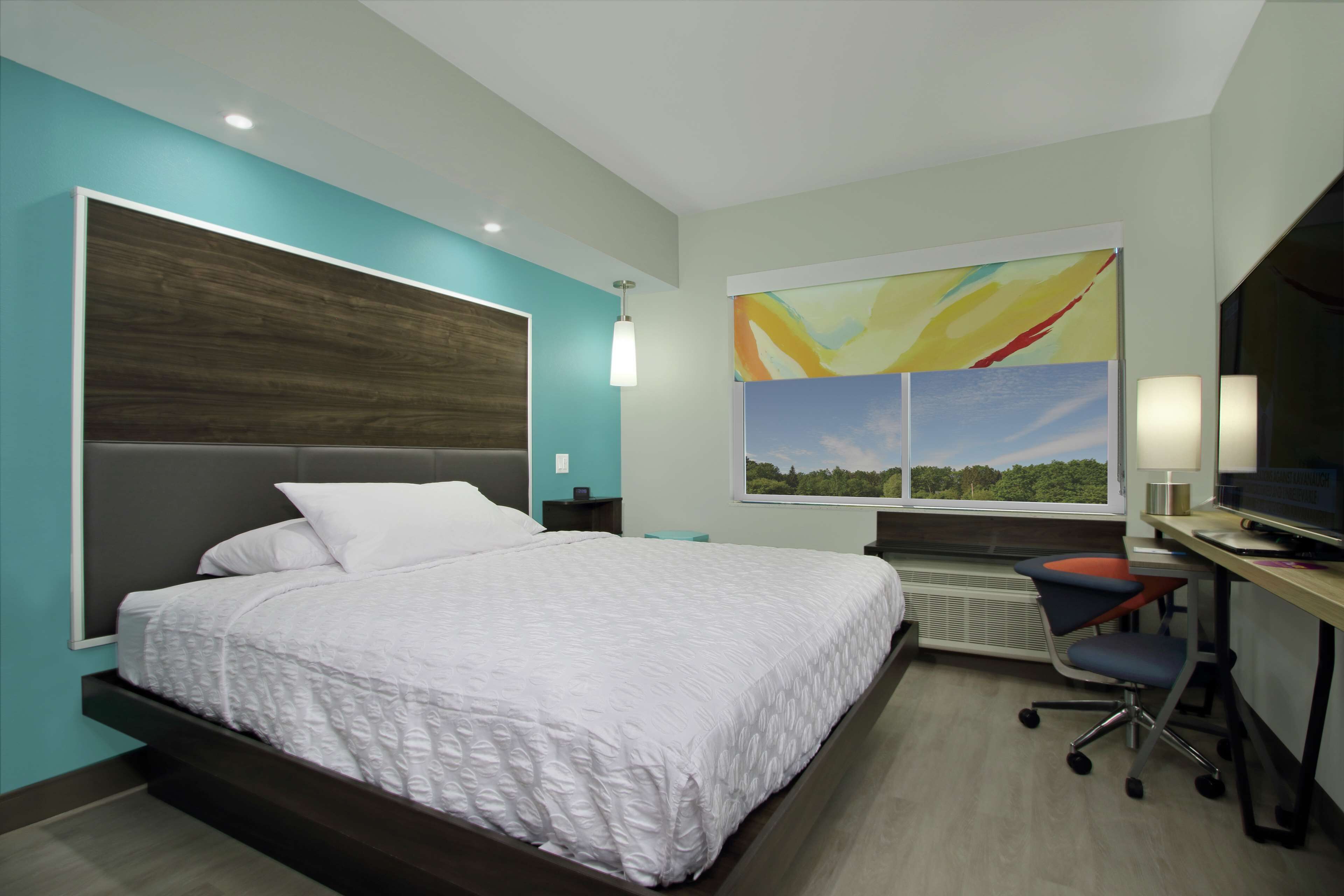 room, 1 king bed | in-room safe, desk, blackout curtains, cots/infant beds