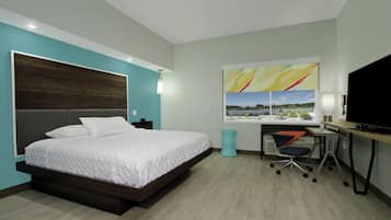 Safe på rommet, skrivebord, blendingsgardiner og barnesenger