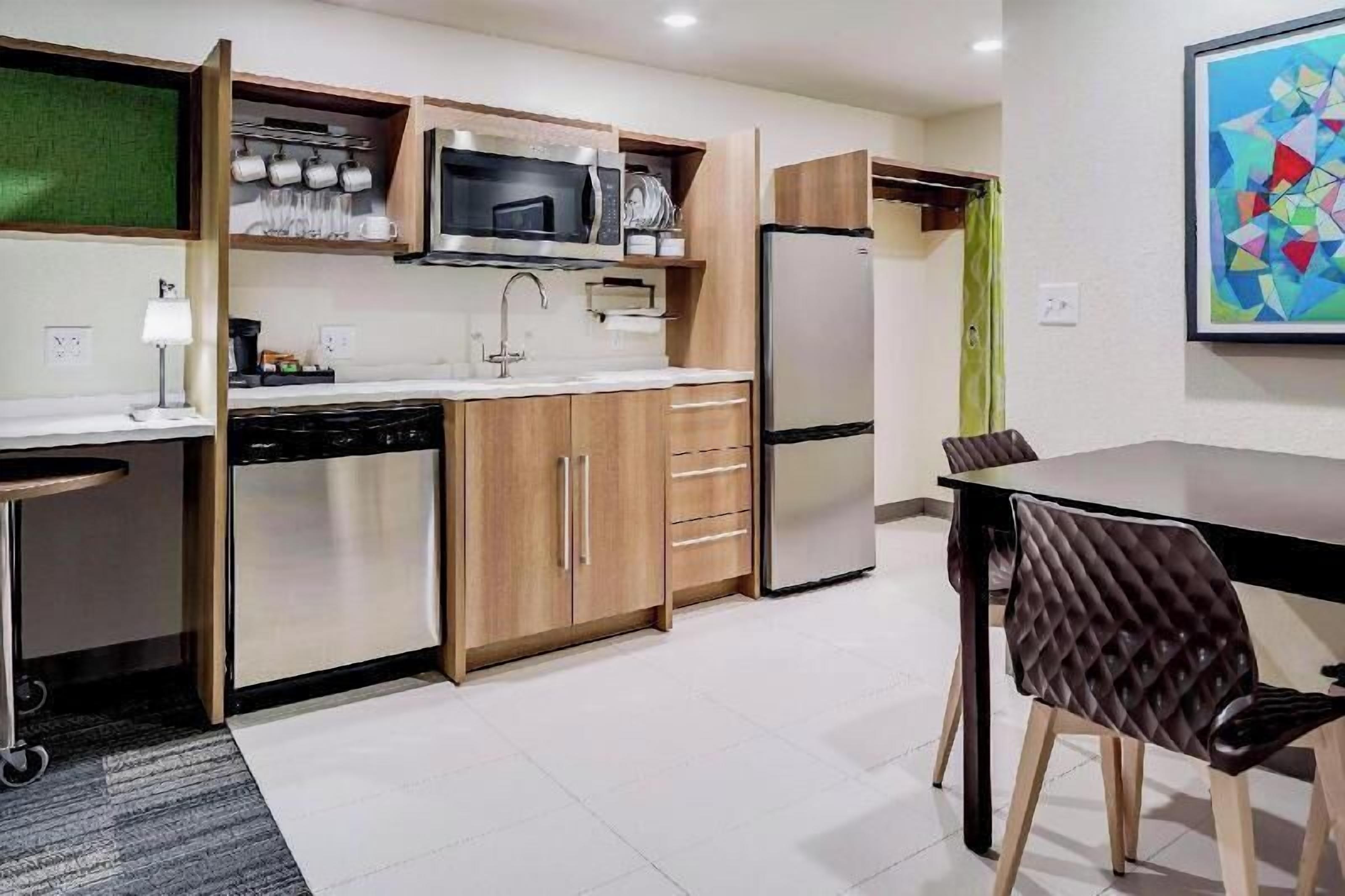 Private kitchen | Fridge, microwave, dishwasher, cookware/dishes/utensils