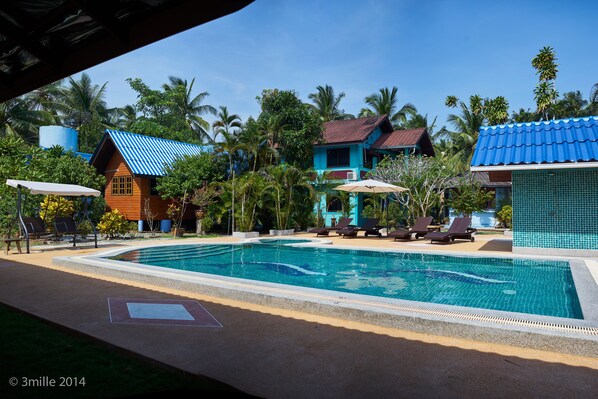 Outdoor pool, sun loungers - Blue Beach Bungalow (Bang Saphan)