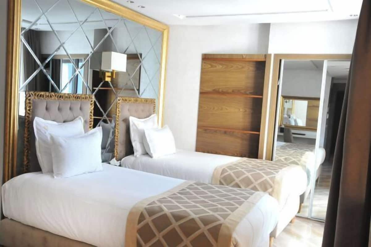 Luxe beddengoed, pillowtop-bedden, een minibar met enkele gratis items
