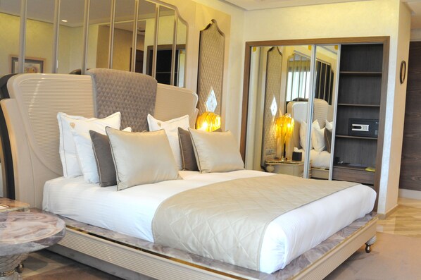 Superior Privilege Suite Balcony | Premium bedding, pillow-top beds, free minibar items, in-room safe