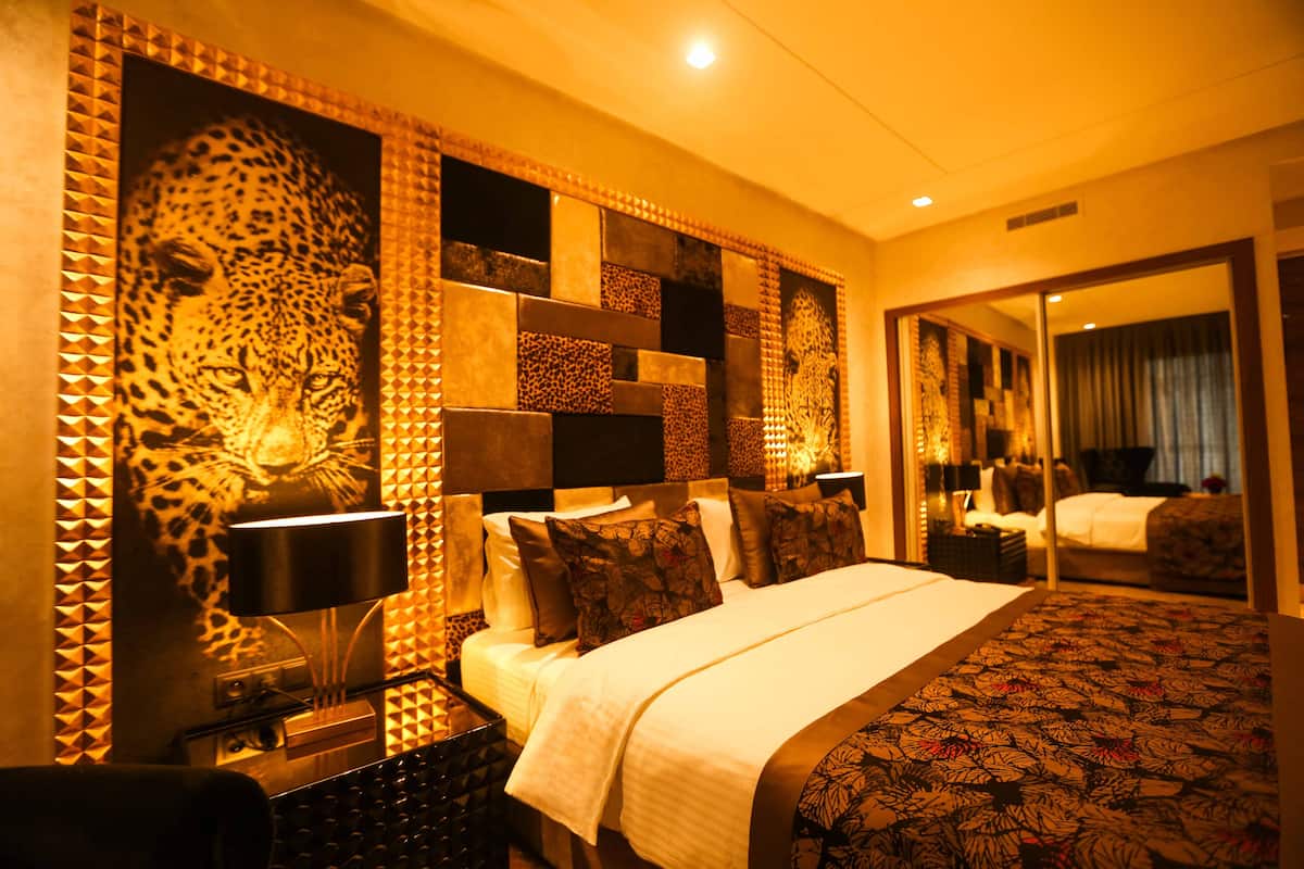 premium bedding, pillow-top beds, free minibar items, in-room safe