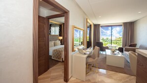 Een moderne hotelkamer met een bed, bureau en zithoek.
