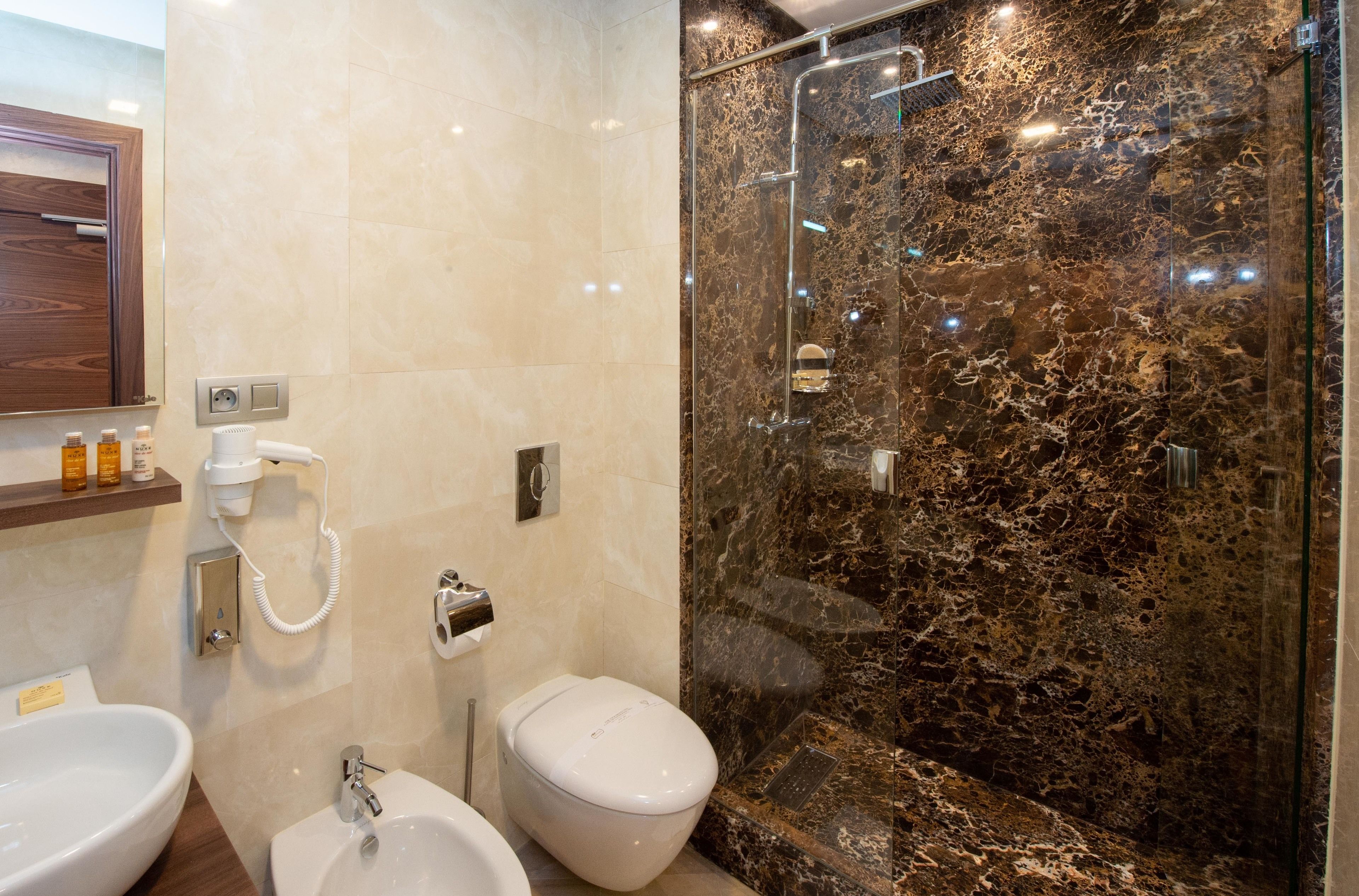 shower, rainfall showerhead, free toiletries, hair dryer