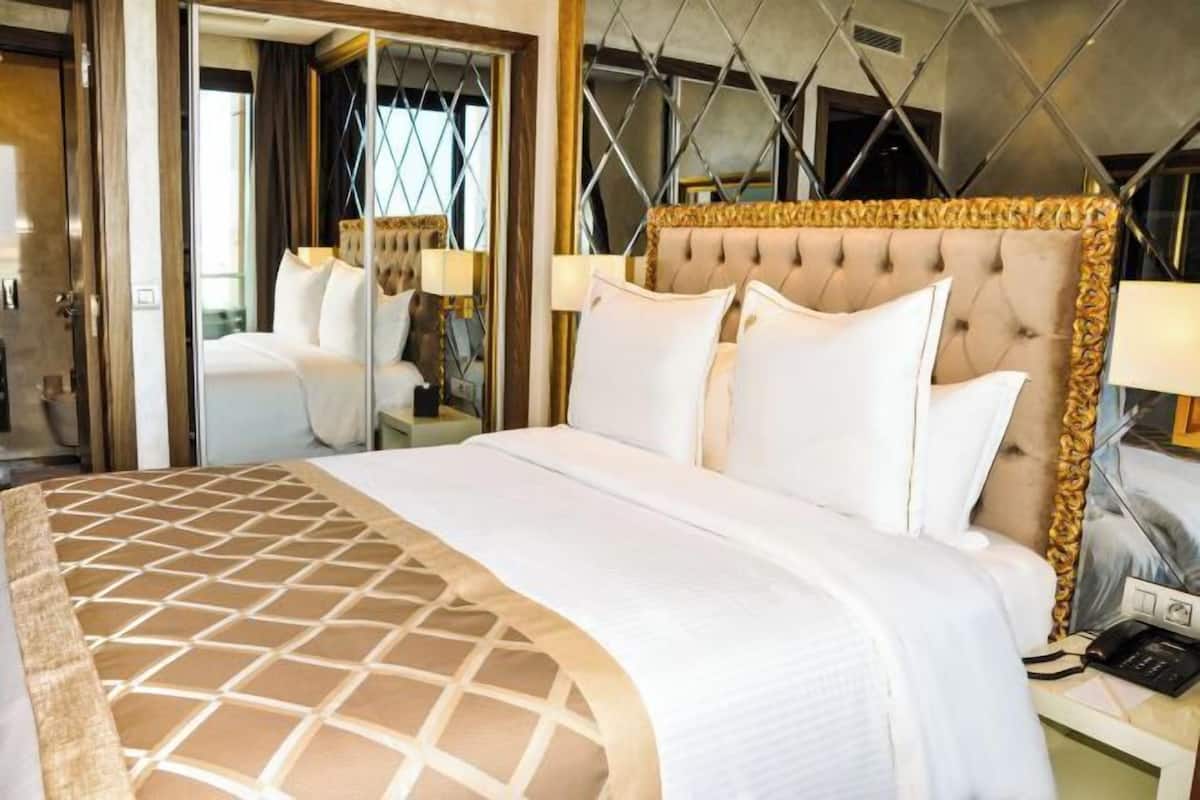 Premium bedding, pillowtop beds, free minibar items, in-room safe