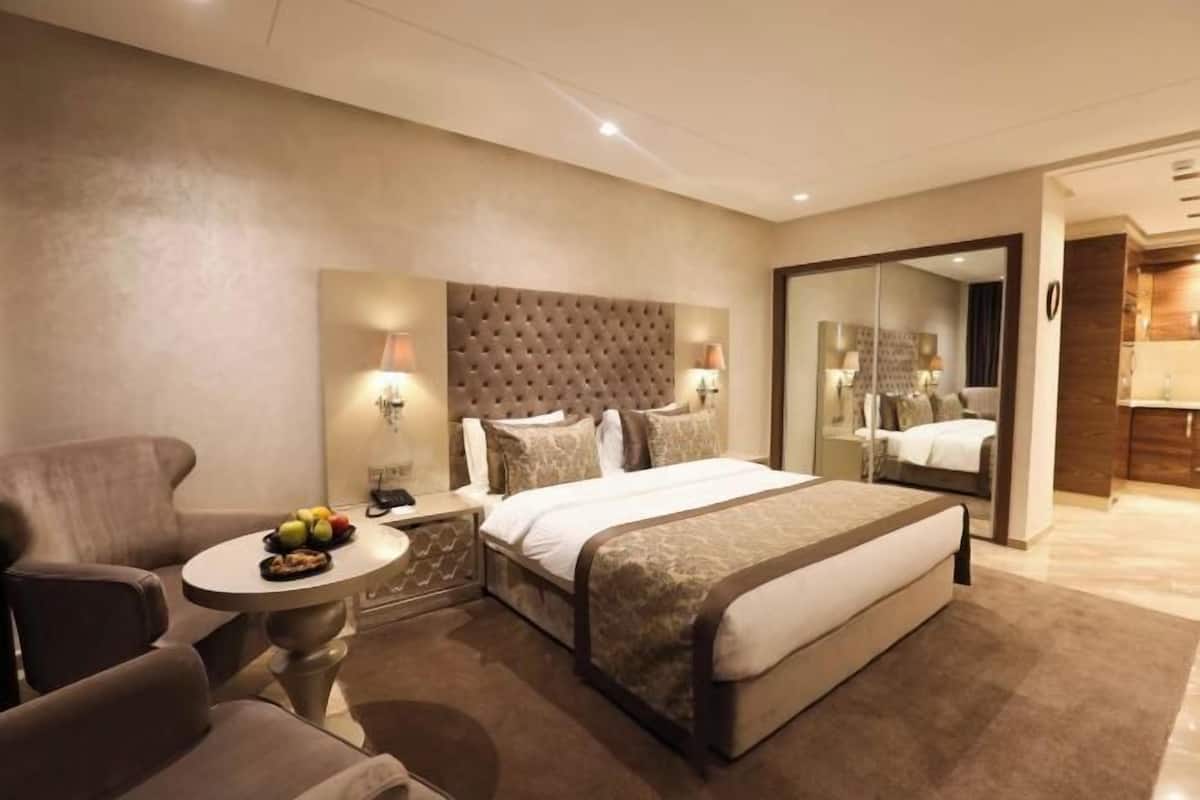 Premium bedding, pillowtop beds, free minibar items, in-room safe