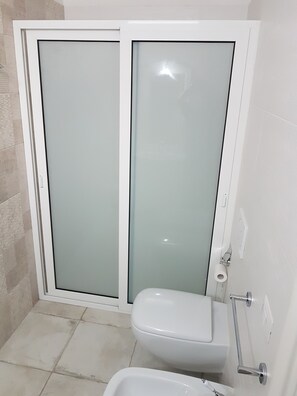 Douche, douche à « effet pluie », articles de toilette gratuits