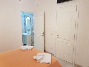 Memory-foam beds, minibar, free WiFi, bed sheets - Lu Salentu White House (Taviano)