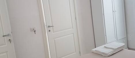 豪華雙人房 | 記憶棉床墊、迷你吧、免費 Wi-Fi、床單