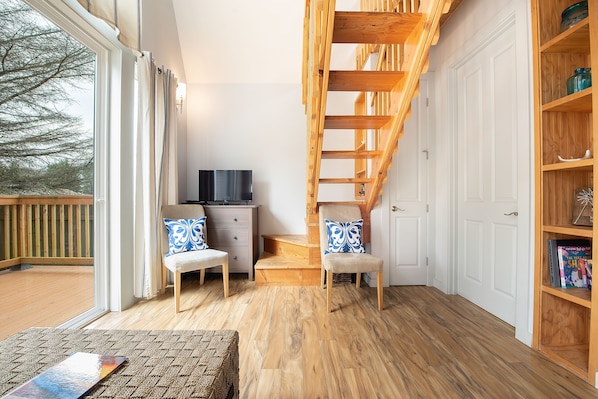 Cottage, 1 Queen Bed with Sofa bed, Non Smoking | Living room