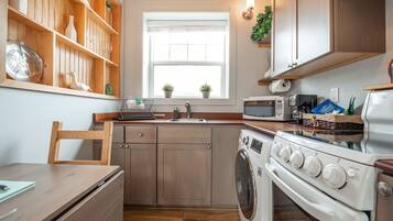 Cottage, 1 Queen Bed with Sofa bed, Non Smoking | Private kitchen | Fridge, microwave, oven, stovetop