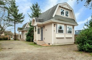 Front of property - Sea Breeze Cottages (Ocean Shores)
