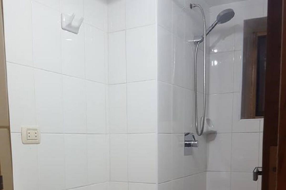 Ein kleines Badezimmer mit Toilette, Waschbecken und Dusche.